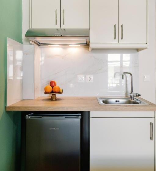 家庭间, Angela Rooms