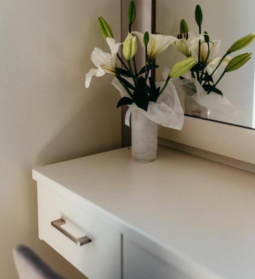 غرفة قياسية ثلاثية, Angela Rooms