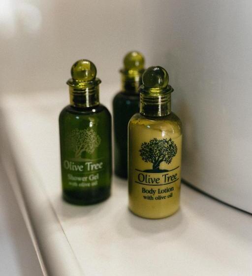 标准三人间, Angela Rooms