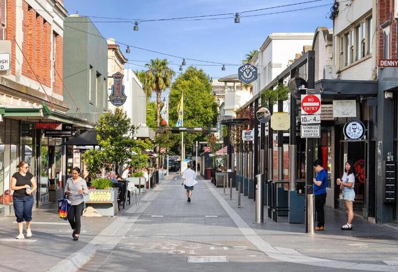 اتاق اکونومی, The Electric