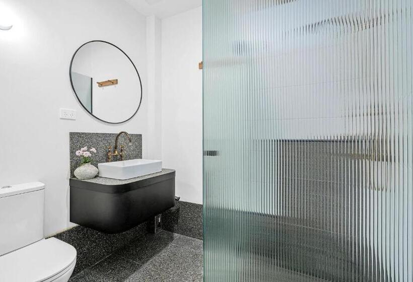 اتاق اکونومی, The Electric