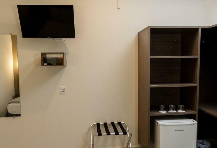 חדר סטנדרט לשלושה, Astor