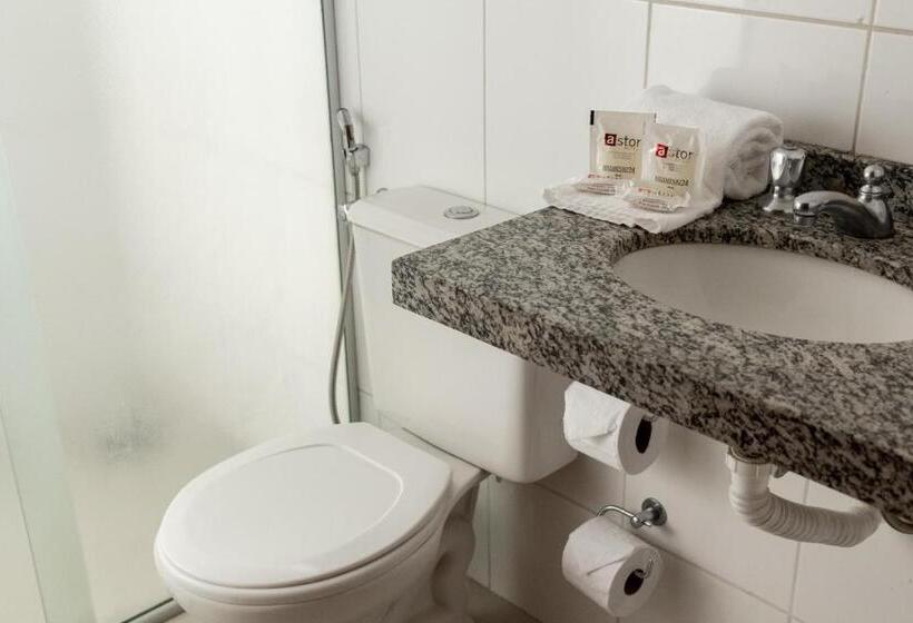 חדר סטנדרט לשלושה, Astor