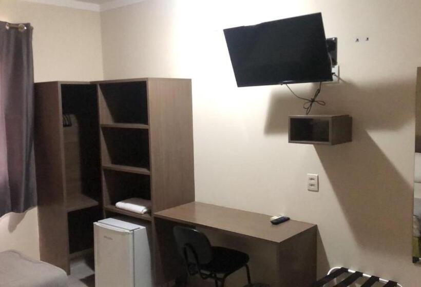 חדר סטנדרט לשלושה, Astor