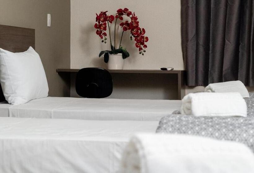 חדר סטנדרט לשלושה, Astor