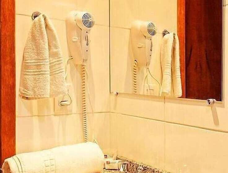 חדר סטנדרט לשלושה, Astor