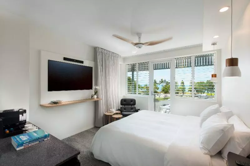キングサイズベッドのスタンダードルーム, Heart Hotel And Gallery Whitsundays