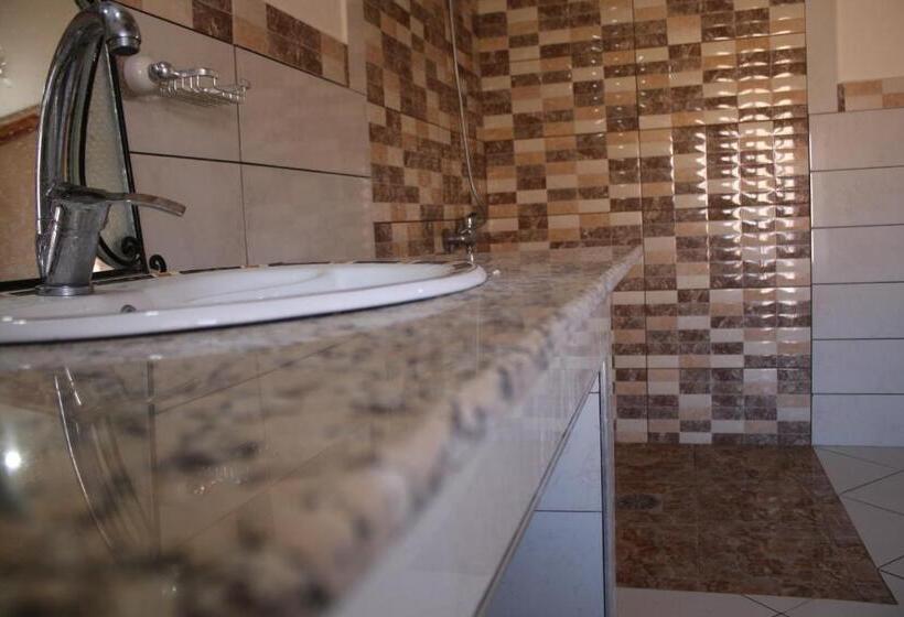 חדר משפחתי, Riad Amodou