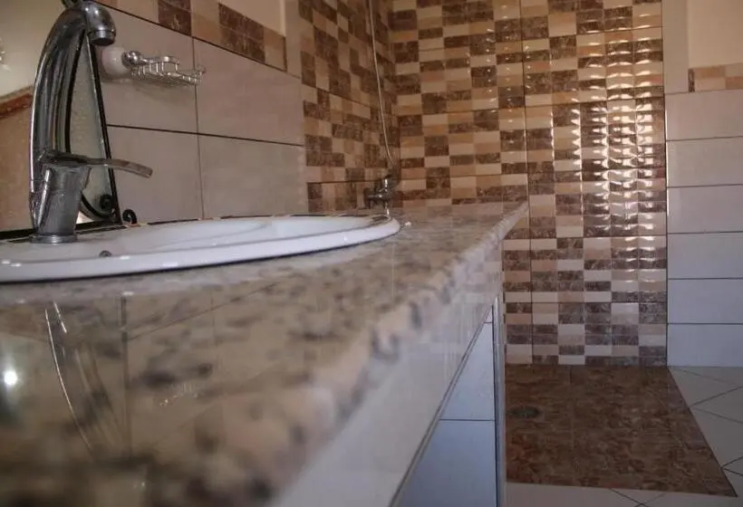 اتاق خانوادگی, Riad Amodou