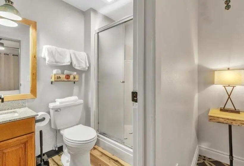 Comfort-huone, Highliner Hotel Deluxe Interior King Rooms No View
