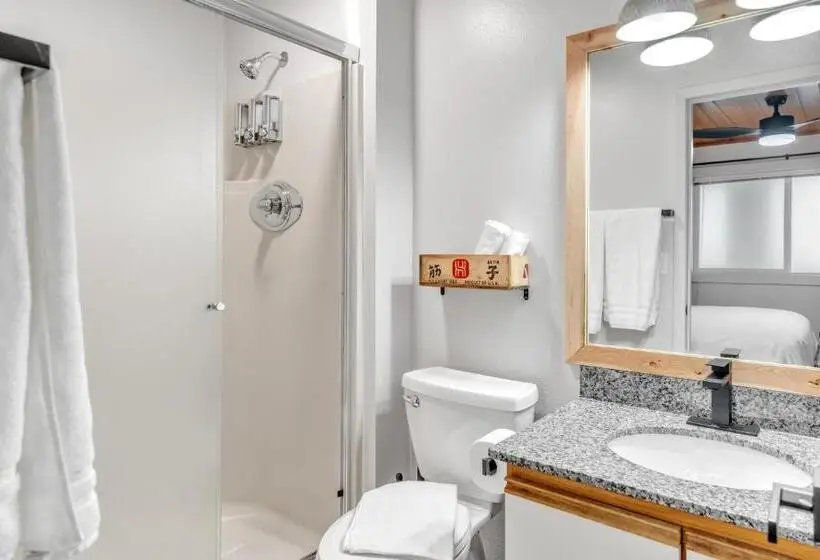Classic-huone King-vuode, Highliner Hotel Deluxe Interior King Rooms No View