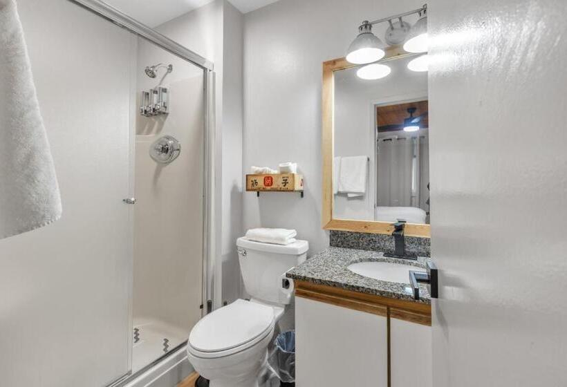 Номер Классика Кровать Кинг, Highliner Hotel   Deluxe Interior King Rooms  No View