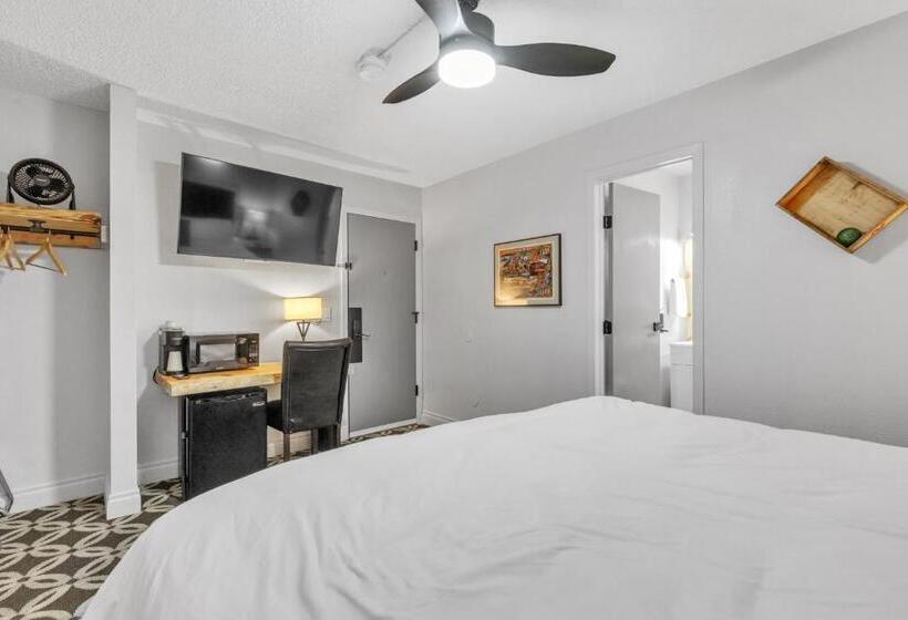 Номер Superior Кровать Кинг, Highliner Hotel   Deluxe Interior King Rooms  No View