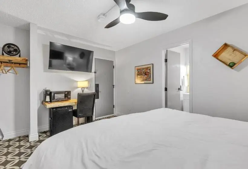 Superior-huone King-vuode, Highliner Hotel Deluxe Interior King Rooms No View