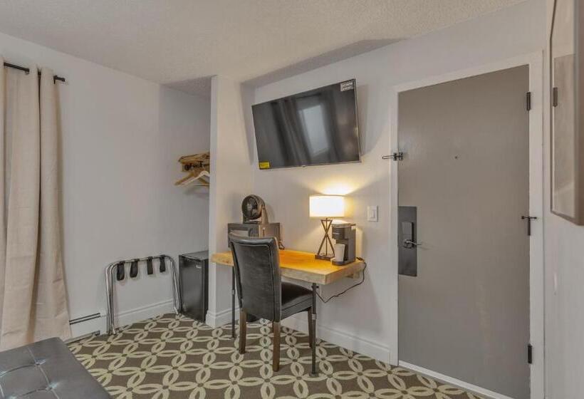 Номер Superior Кровать Кинг, Highliner Hotel   Deluxe Interior King Rooms  No View