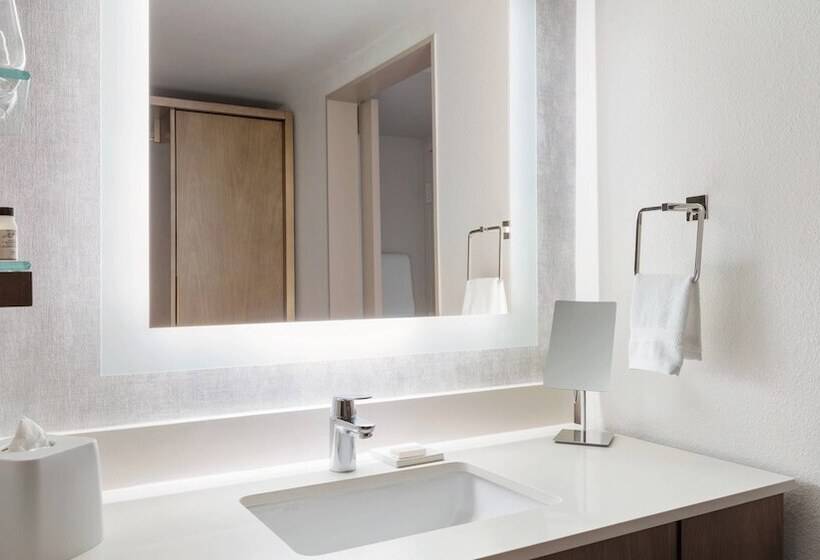 带双人床的标准工作室, Element Huntsville