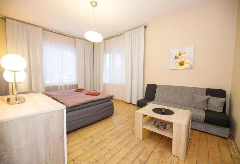 سوییت با چشم‌انداز باغ, Libušina Villa
