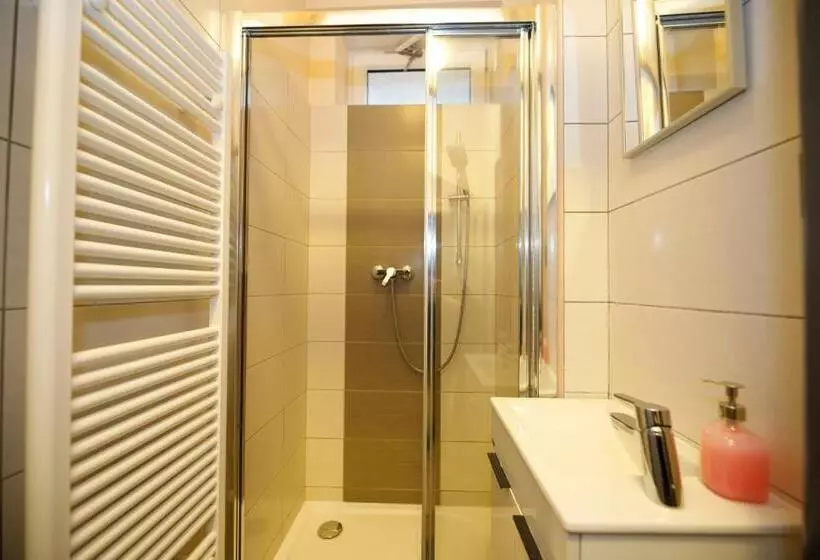 سوییت با چشم‌انداز باغ, Libušina Villa