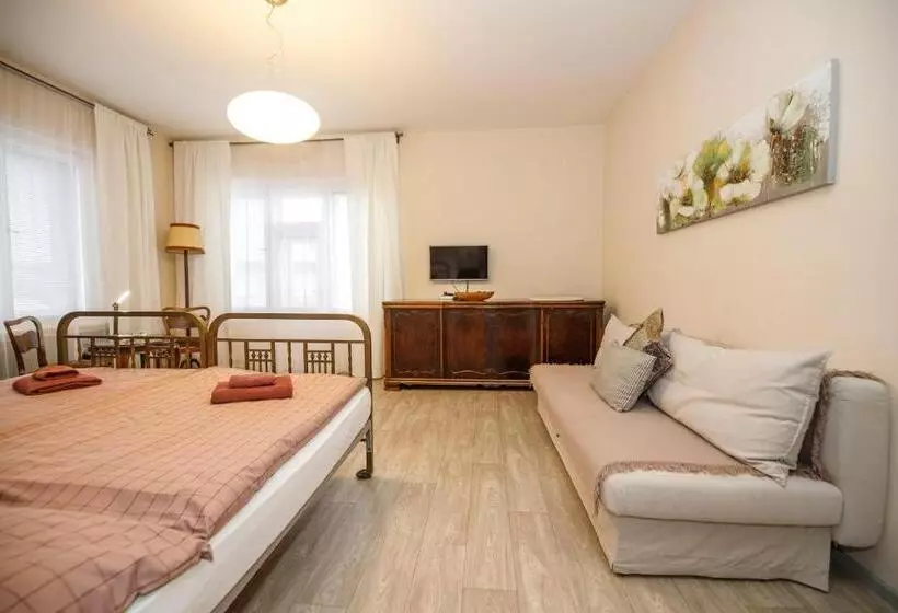 اتاق لوکس, Libušina Villa