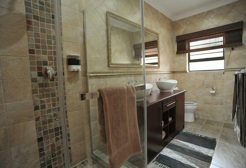 חדר דלוקס עם מרפסת, Sunset Manor Guest House