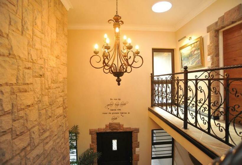 חדר דלוקס עם מרפסת, Sunset Manor Guest House