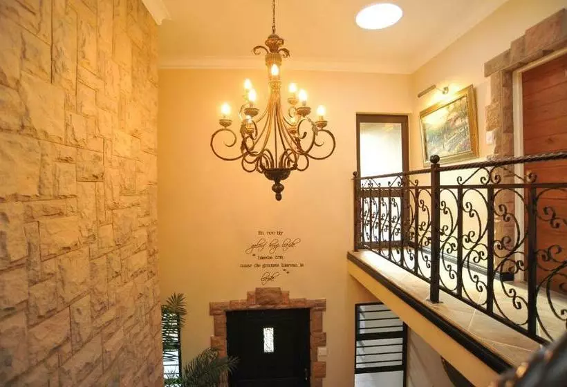バルコニー付きデラックスルーム, Sunset Manor Guest House