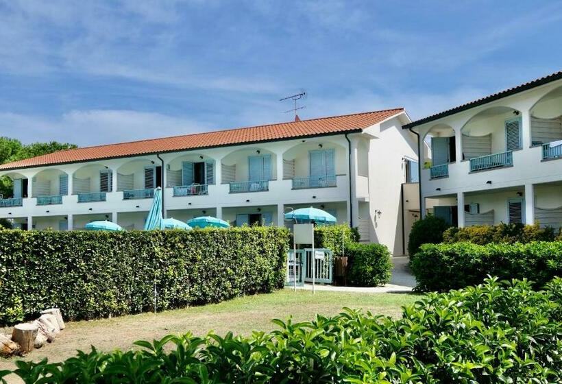 带1个卧室的公寓, Isa Residence With Swimming Pool At Only 450 Meters From The Beach