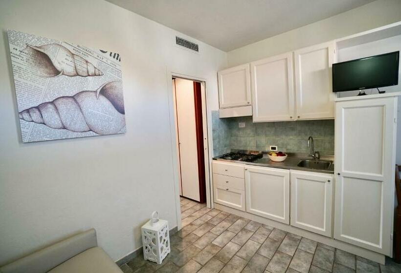 带1个卧室的公寓, Isa Residence With Swimming Pool At Only 450 Meters From The Beach
