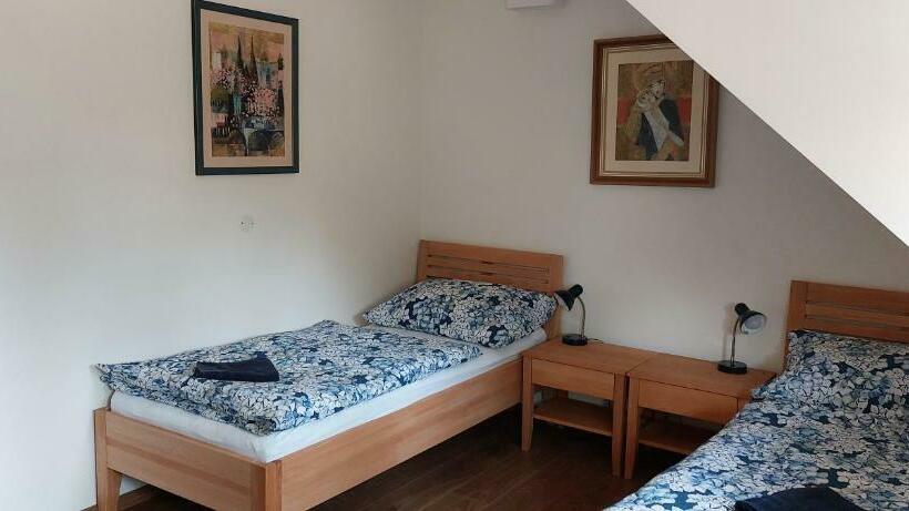 Четырехместный Номер Стандарт Вид на Сад, Penzion Sáblíkův Mlýn