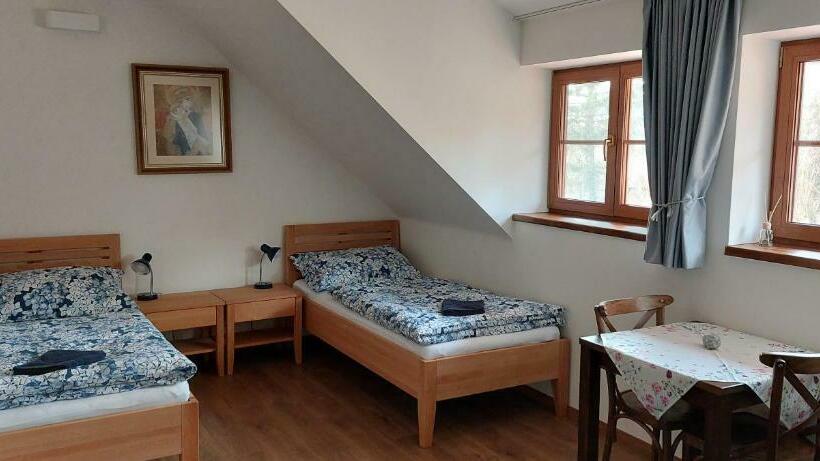 Четырехместный Номер Стандарт Вид на Сад, Penzion Sáblíkův Mlýn