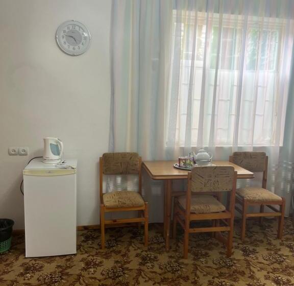 اتاق خانوادگی, Max House