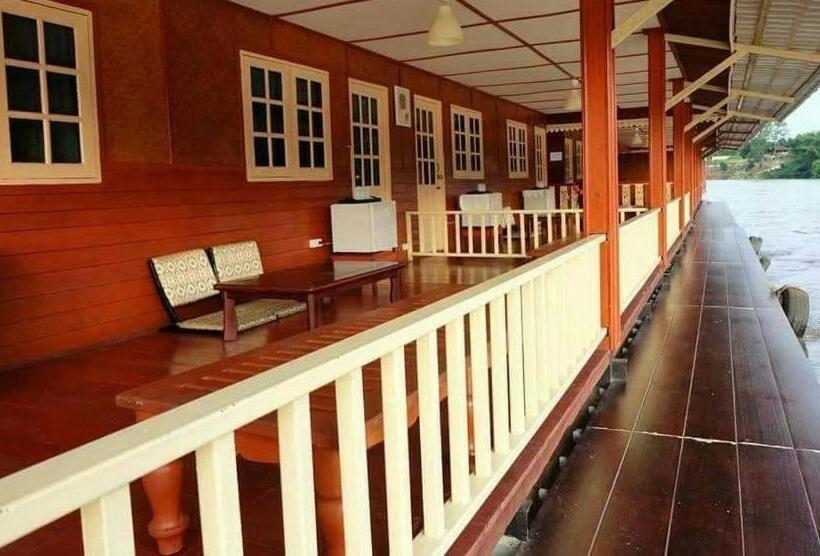 디럭스 트리플 룸, Baanpufa Resort