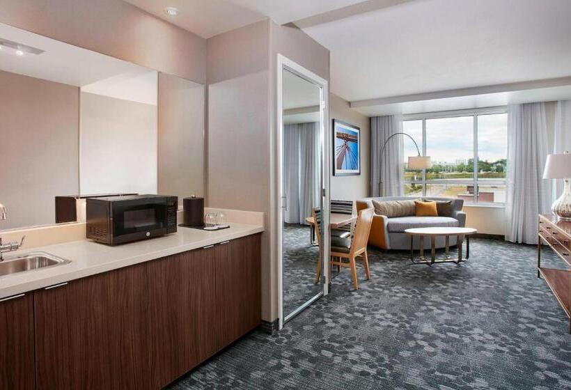 Полулюкс Кровать Кинг, Courtyard By Marriott Erie Bayfront
