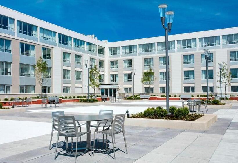 带特大床的豪华房间, Courtyard By Marriott Erie Bayfront