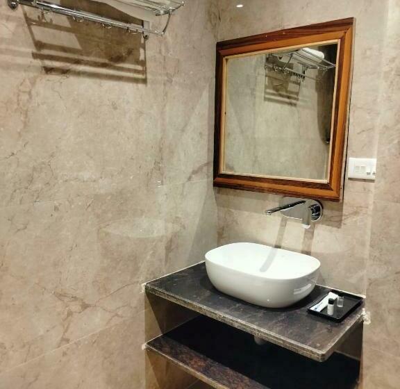 Deluxe Rum, Meraj  Inn