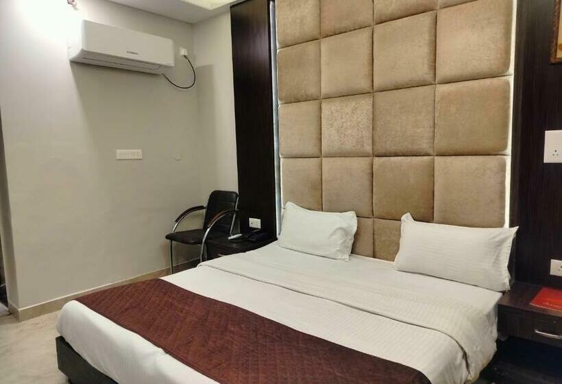 Deluxe Rum, Meraj  Inn