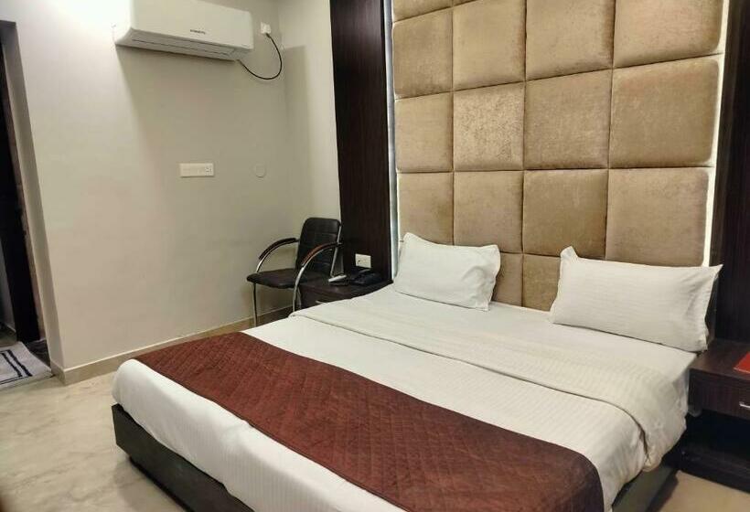 Superior Rum, Meraj  Inn