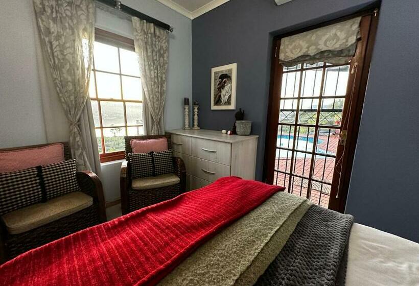 חדר סטנדרט עם מיטת קינג, A State Of Grace