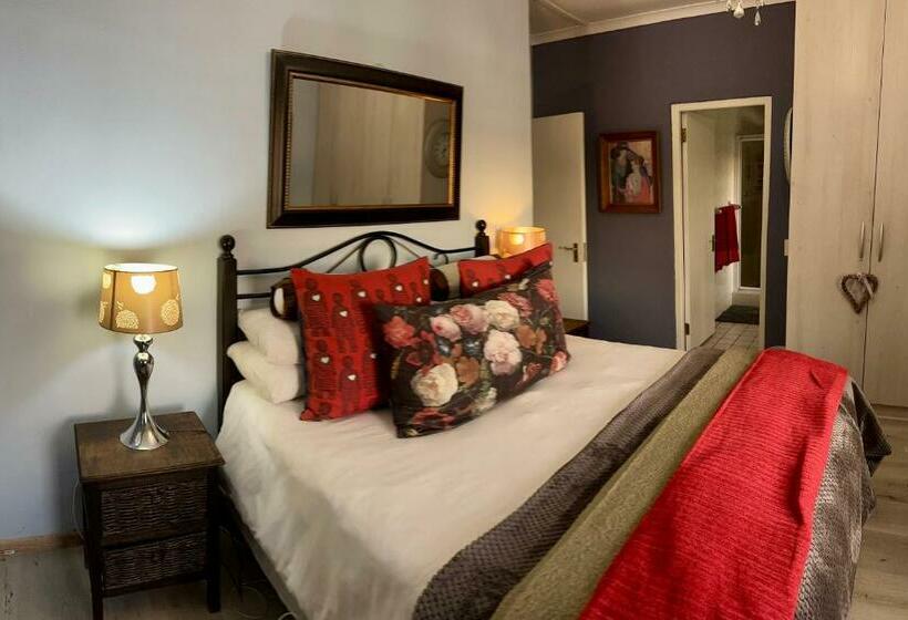 חדר סטנדרט עם מיטת קינג, A State Of Grace