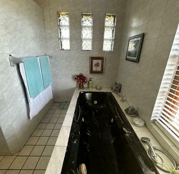 חדר סטנדרט עם מיטת קינג, A State Of Grace