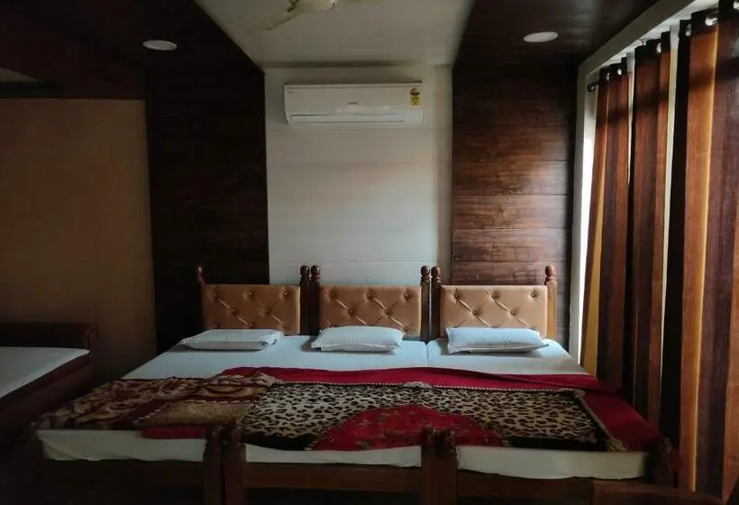 スーペリアファミリールーム, Shubhadra Guest House