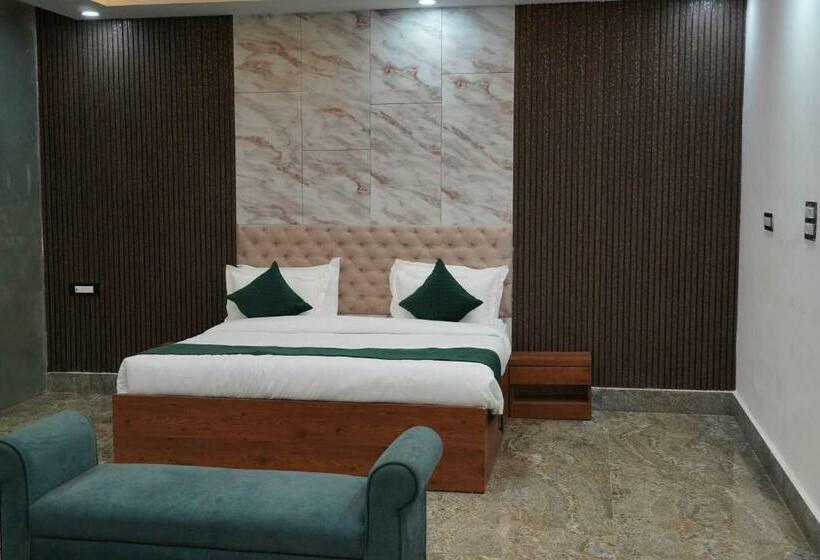 Люкс, Green Sarovar Hotel & Restaurant