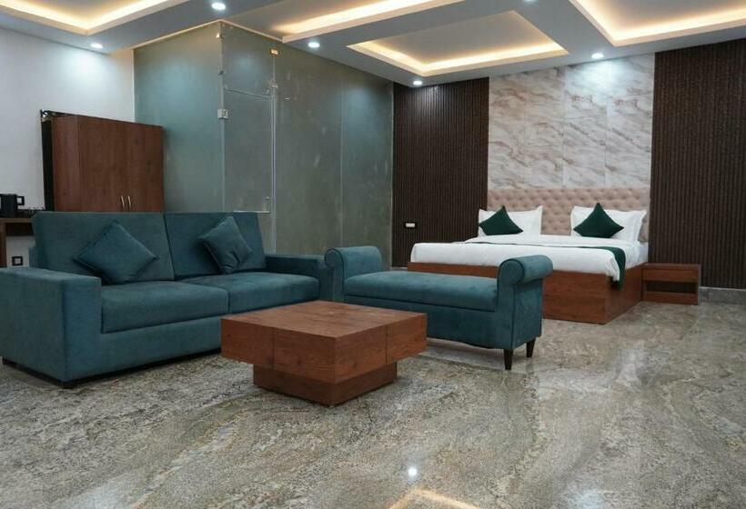 Люкс, Green Sarovar Hotel & Restaurant