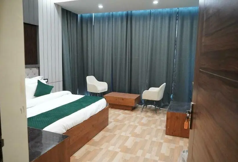 キングサイズベッドのスタンダードルーム, Green Sarovar Hotel & Restaurant