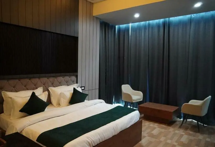 キングサイズベッドのスタンダードルーム, Green Sarovar Hotel & Restaurant