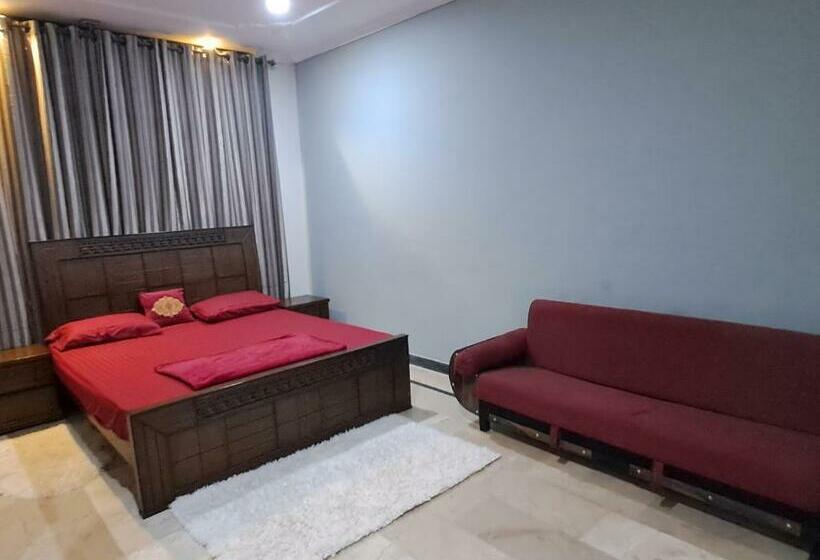 اتاق لوکس سه تخته, Islamabad Transit Guest House