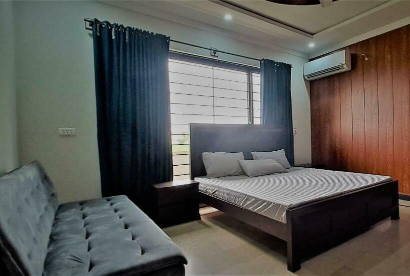 اتاق لوکس سه تخته, Islamabad Transit Guest House