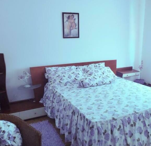 标准间, Cristin B&b