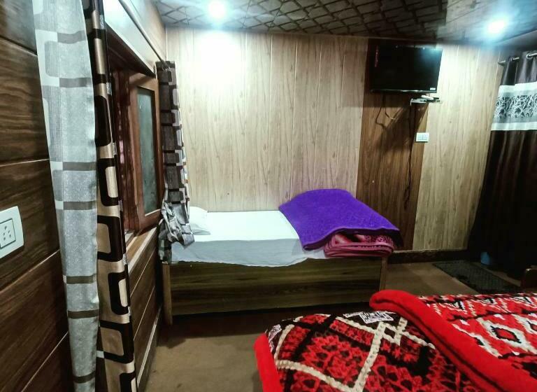 חדר משפחתי, Rupali Guest House