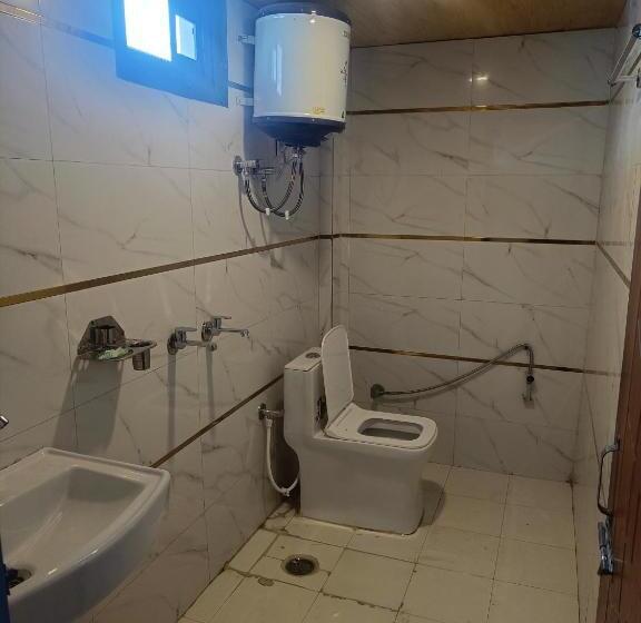标准三人间, Rupali Guest House